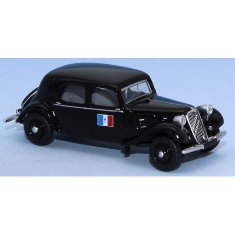 Citroën Traction 11A 1935 berline noire ave drapeau français et Croix de Lorraine