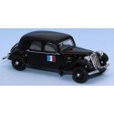 Citroën Traction 11A 1935 berline noire avec drapeau français et Croix de Lorraine