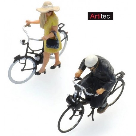 Set de 2 figurines : à vélo et à l'arrêt - circulant sur solex - en métal photo-découpé et résine, peint et monté