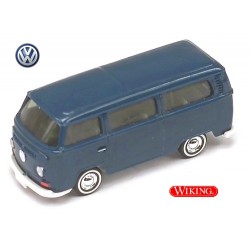 VW T2 minibus bleu foncé avec jantes chromées et pneus à flanc blanc